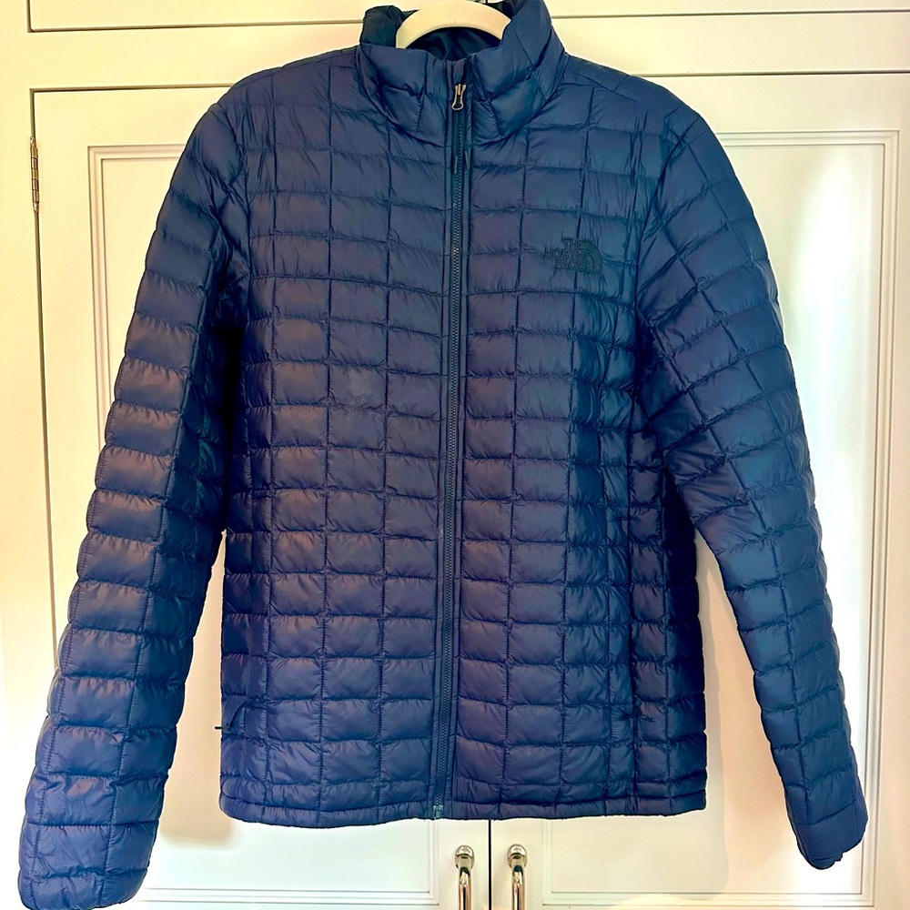 Like new- Men’s The North Face thermoball packable puffer jacket S navy blue.